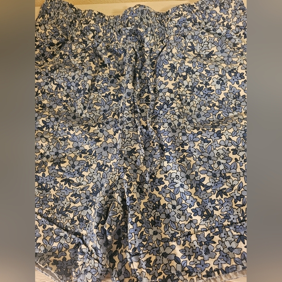 Blue and white Floral Shorts. Size Small. - Picture 6 of 6